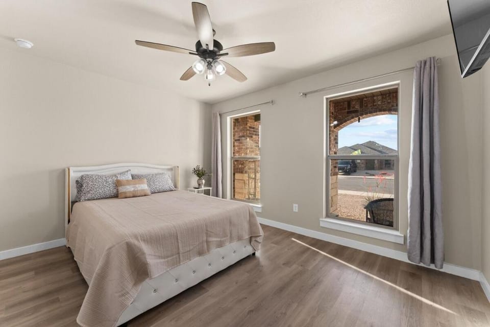 Spacious 4BR West Texas Home Sleeps 8 Hot Tub Spa House in Midland