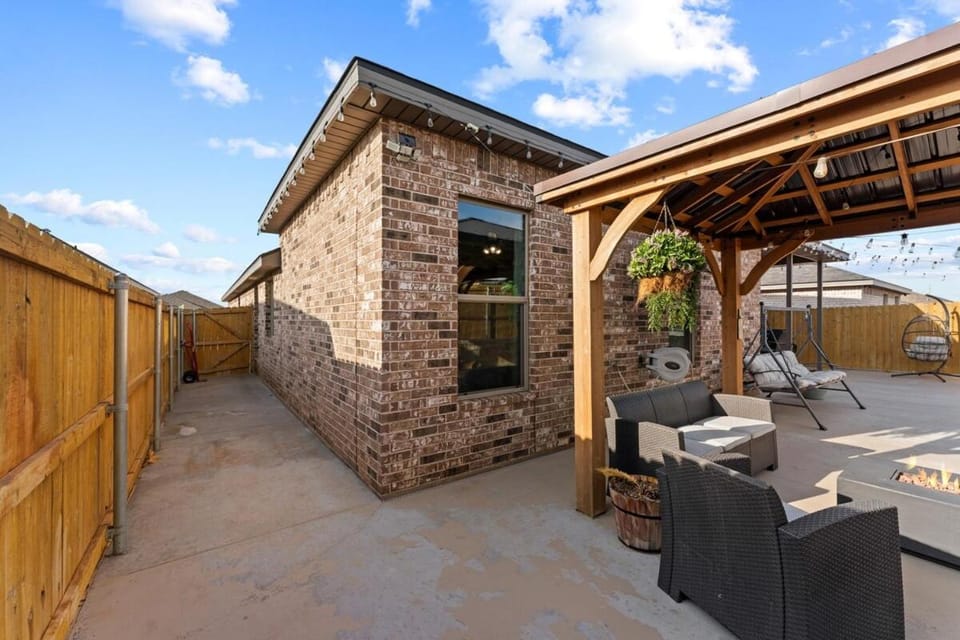 Spacious 4BR West Texas Home Sleeps 8 Hot Tub Spa House in Midland