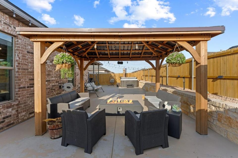 Spacious 4BR West Texas Home Sleeps 8 Hot Tub Spa House in Midland