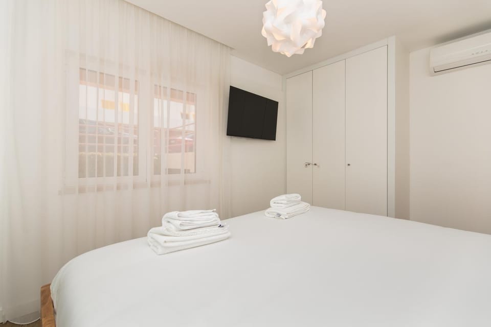 Bed, TV and multimedia, Photo of the whole room, towels, wardrobe, air conditioner