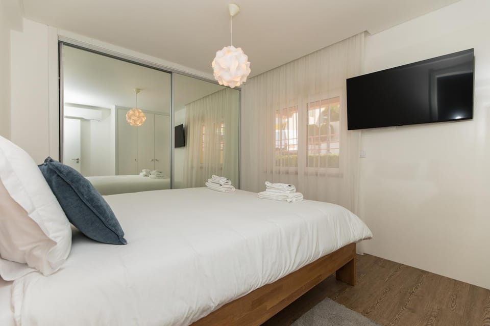 Bed, TV and multimedia, Photo of the whole room, Bedroom, towels, wardrobe