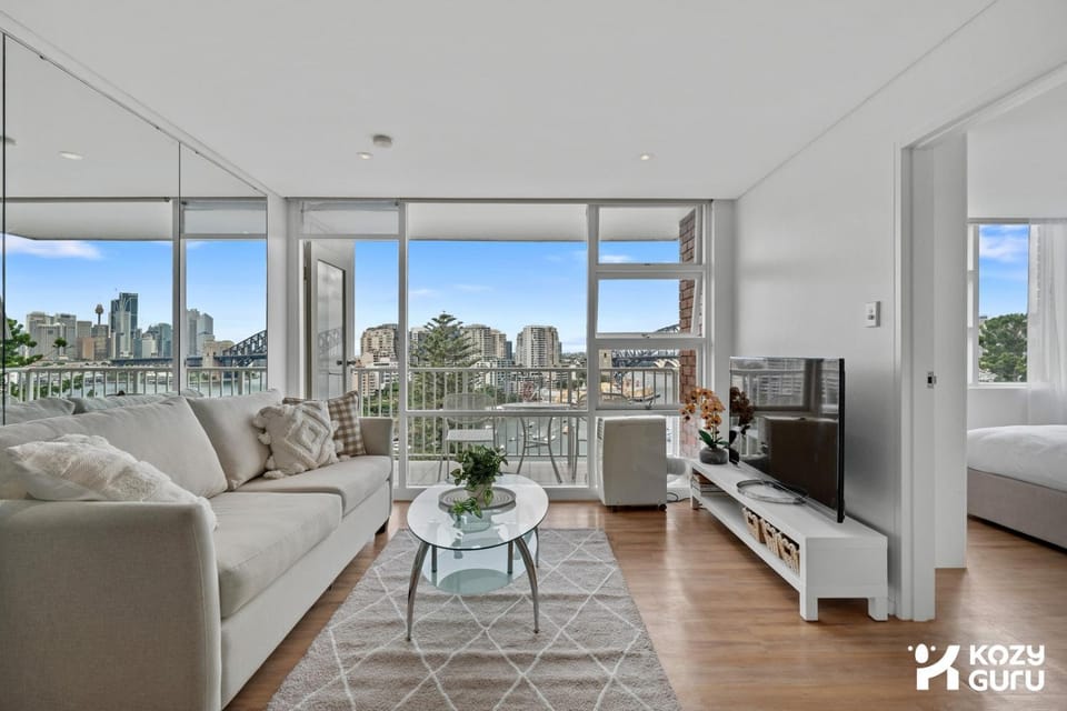 KozyGuru | Iconic Panorama | Harbour Front Living Apartment in Sydney