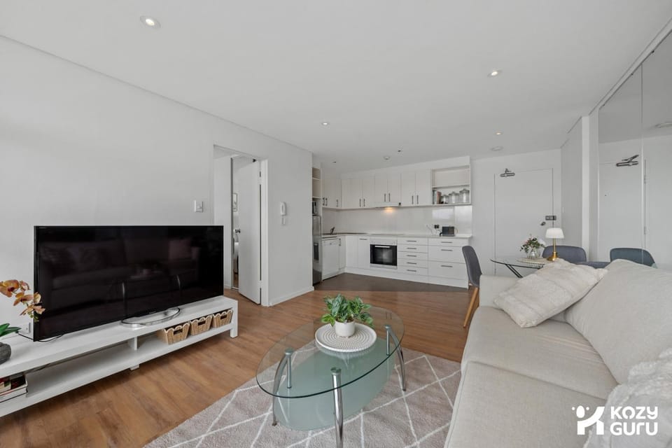 KozyGuru | Iconic Panorama | Harbour Front Living Apartment in Sydney