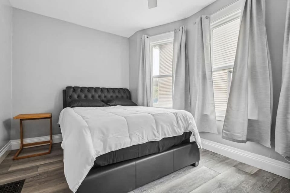 Unique 5BR 3BA minutes from the falls House in Niagara Falls