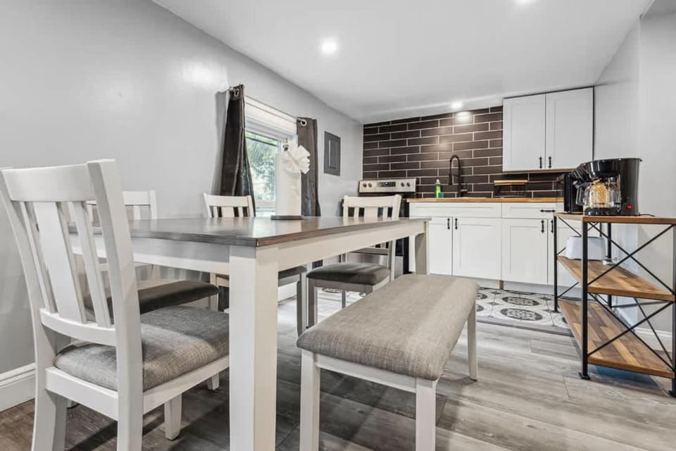 Unique 5BR 3BA minutes from the falls House in Niagara Falls