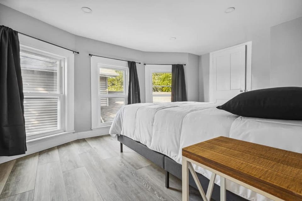 Unique 5BR 3BA minutes from the falls House in Niagara Falls