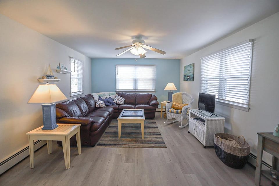 3BR Condo with a Covered Porch & Grill Few Blocks to the Beach, Bay and Dining Apartment in Wildwood Crest