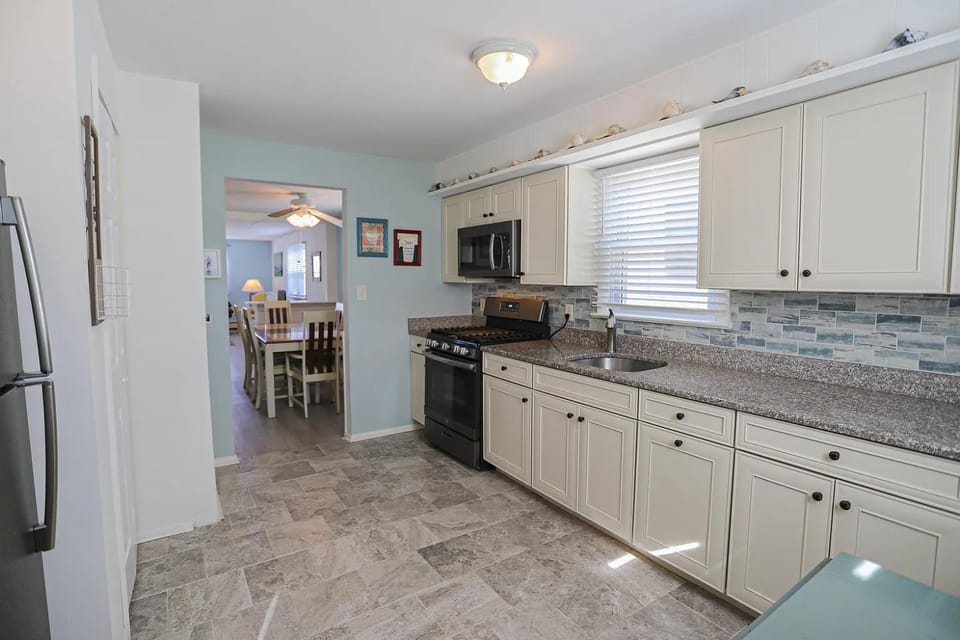 3BR Condo with a Covered Porch & Grill Few Blocks to the Beach, Bay and Dining Apartment in Wildwood Crest