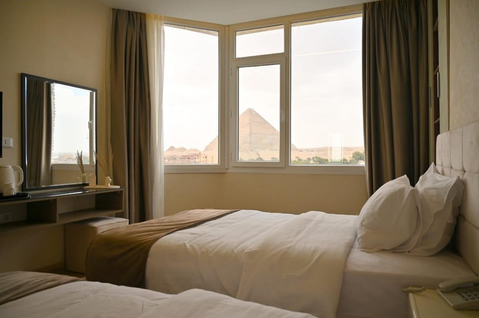 Bed, TV and multimedia, Photo of the whole room, Bedroom, Mountain view