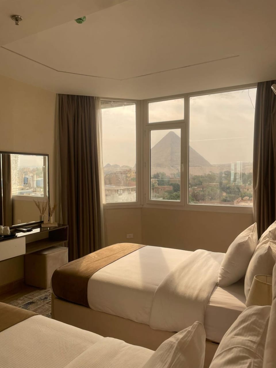 Bed, Natural landscape, TV and multimedia, Living room, Photo of the whole room, Seating area, Bedroom