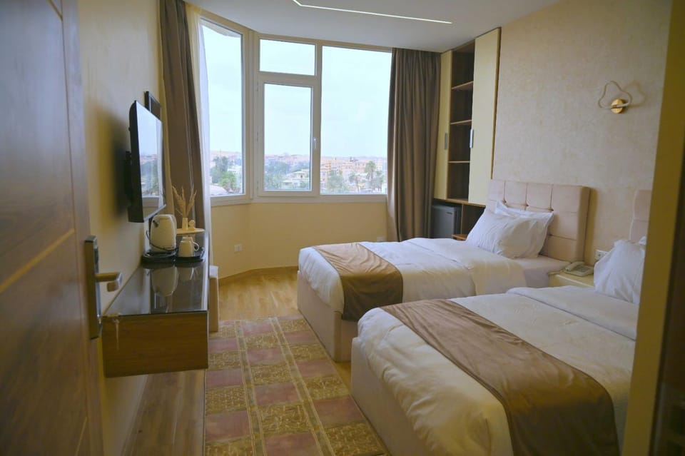 Communal lounge/ TV room, Bed, TV and multimedia, Living room, Photo of the whole room, Seating area, Evening entertainment, Bedroom