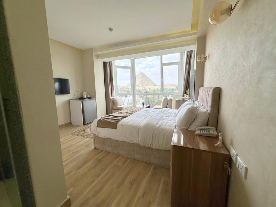 Bed, TV and multimedia, Photo of the whole room, Bedroom, towels