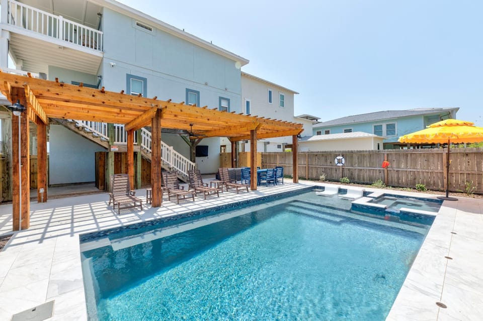 Property building, Patio, Day, Balcony/Terrace, Seating area, Swimming pool