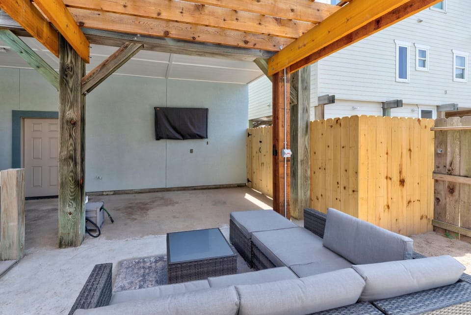 Patio, Day, TV and multimedia, Seating area, furniture
