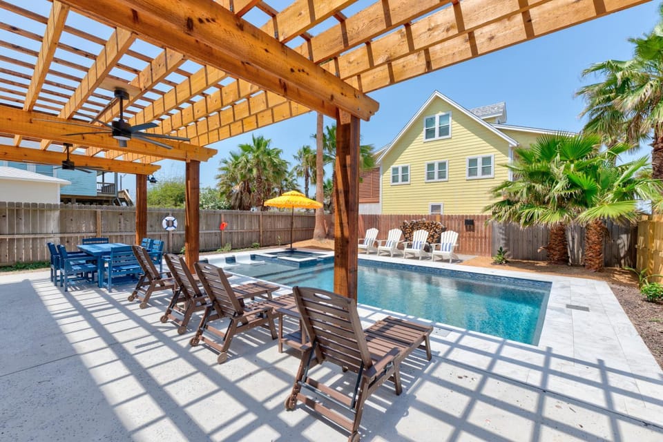 Patio, Day, Hot Tub, Balcony/Terrace, Seating area, Swimming pool, furniture