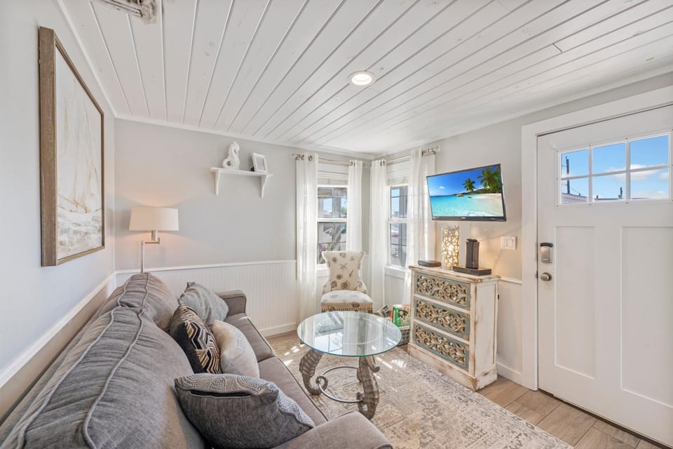 Day, TV and multimedia, Living room, Seating area, furniture
