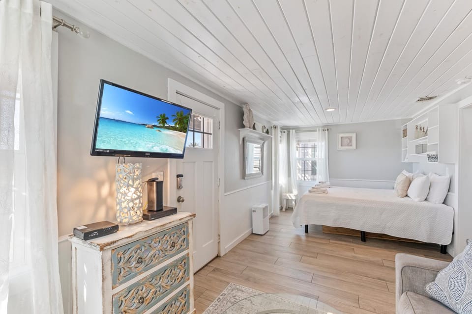 Bed, Day, TV and multimedia, Bedroom, furniture