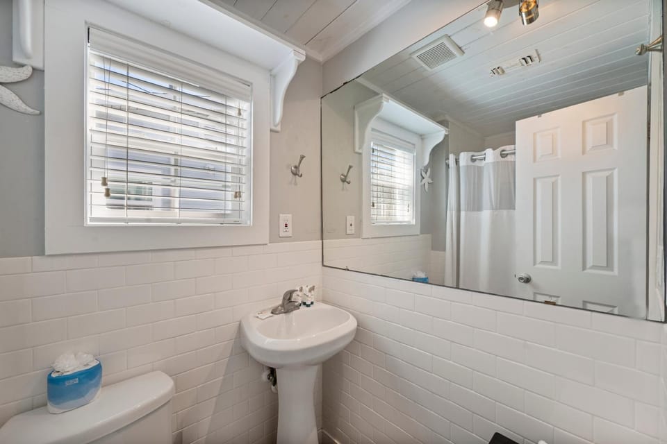Toilet, Day, Bathroom, furniture