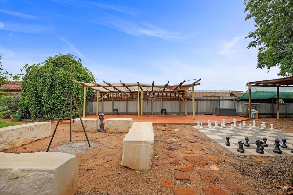 Sunrise on Sovereign - Retro Family Entertainer House in Dubbo