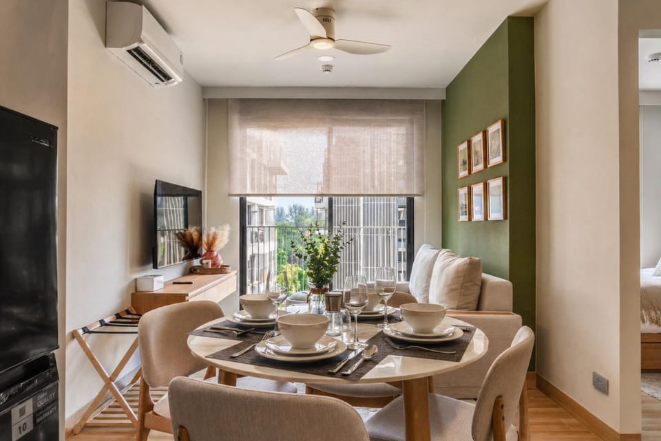 TV and multimedia, Living room, Seating area, Dining area