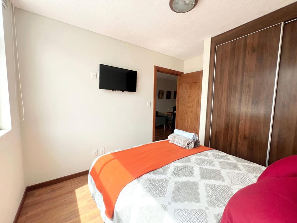 Bed, TV and multimedia, Photo of the whole room, wardrobe