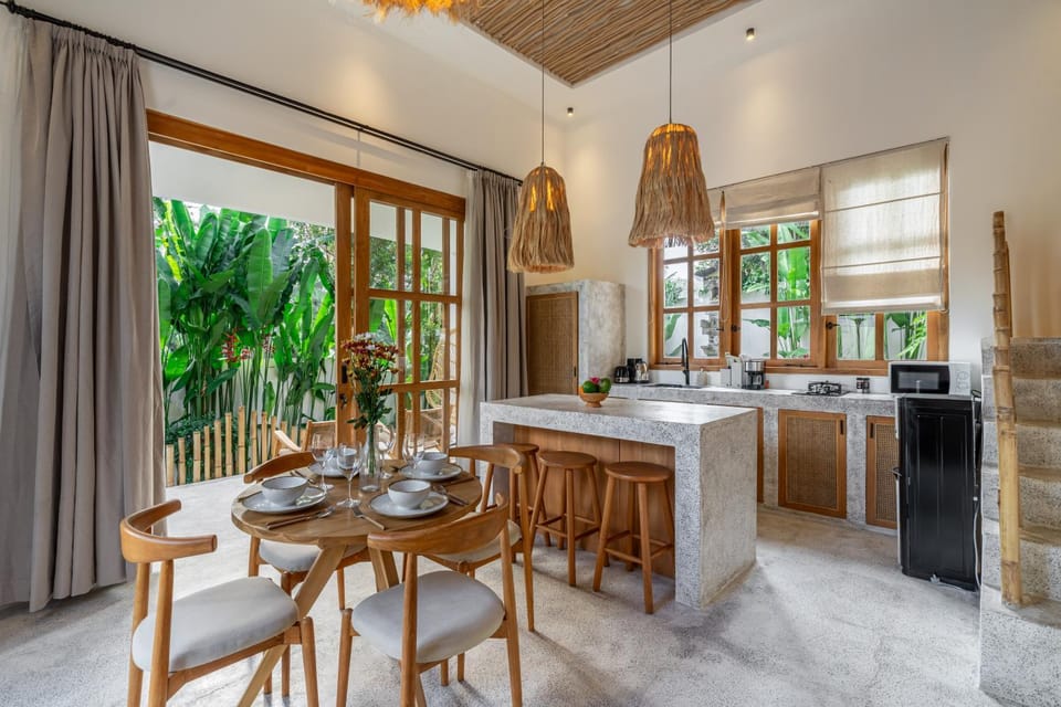 Kitchen or kitchenette, Dining area