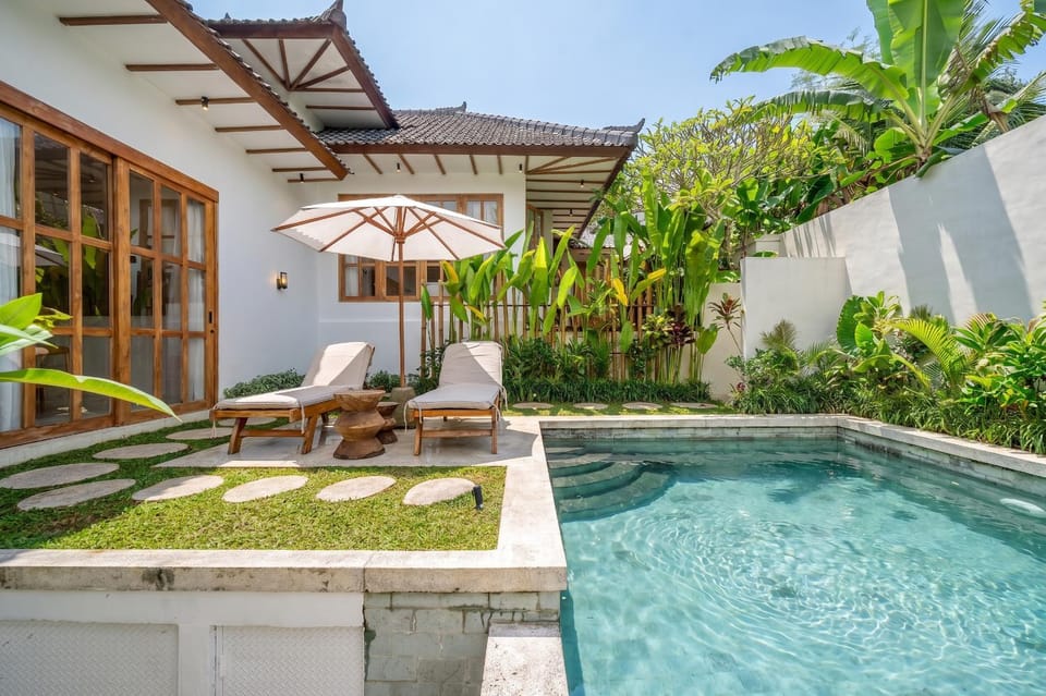 Property building, Patio, Swimming pool, sunbed