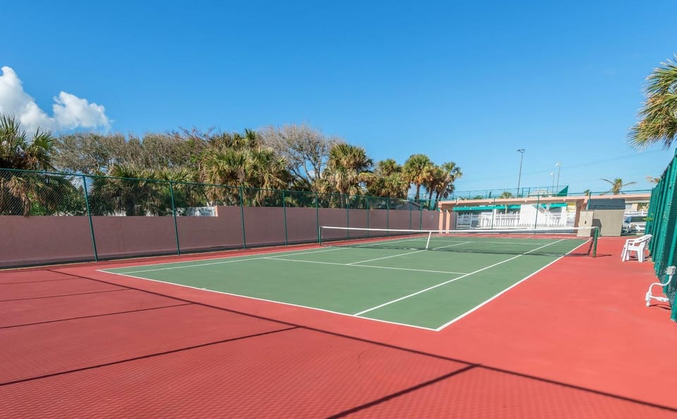 Day, Tennis court