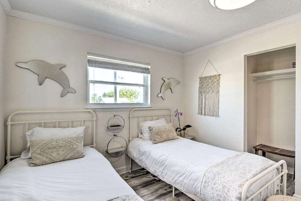 Gulf Shores Beach Condo with Pool House in Gulf Shores