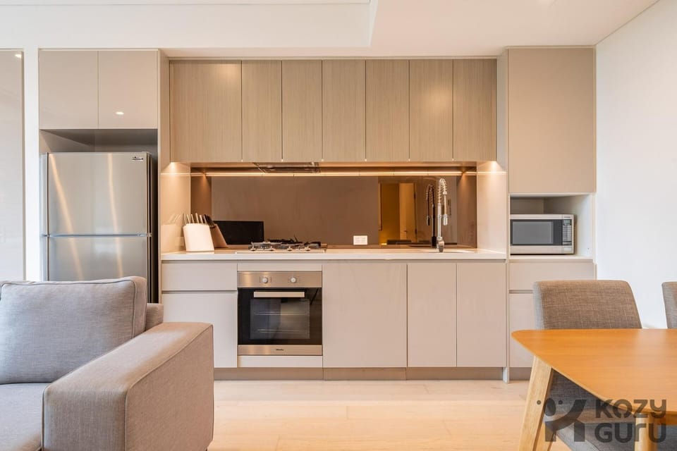 KozyGuru | Roseville | Modern Leafy Retreat Apartment in Sydney