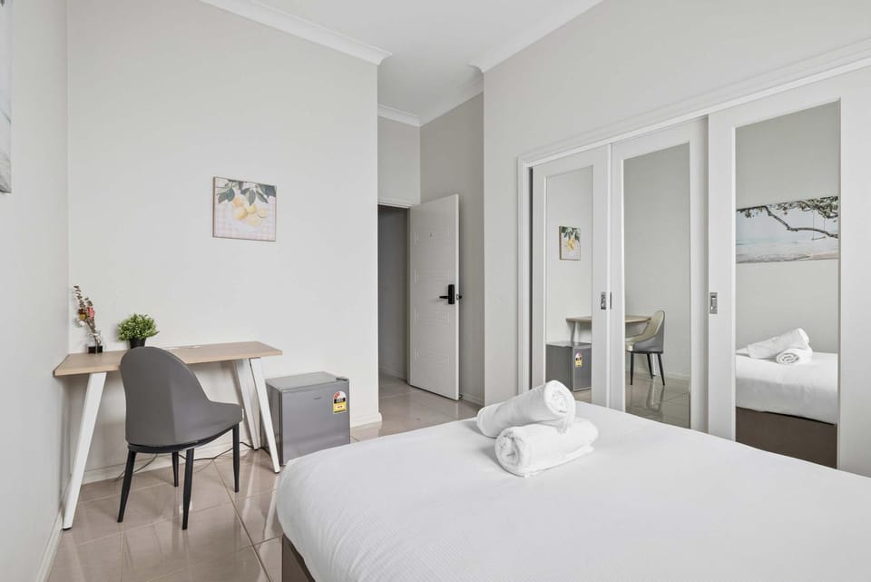 Modern Double Room Near Station & Easy M2 and M7 with Shared Bathroom and Kitchen Bed and Breakfast in Sydney