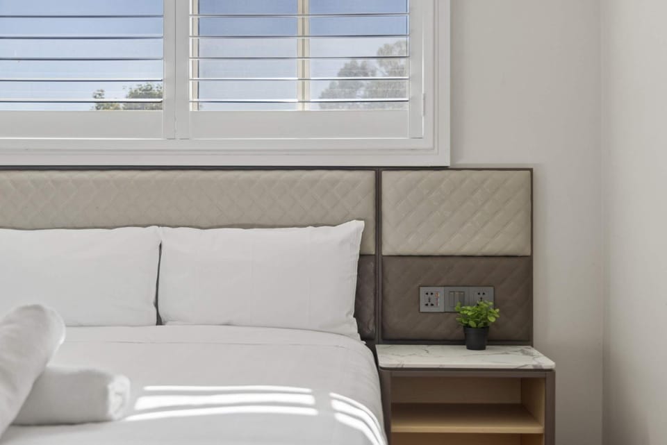 Modern Double Room Near Station & Easy M2 and M7 with Shared Bathroom and Kitchen Bed and Breakfast in Sydney