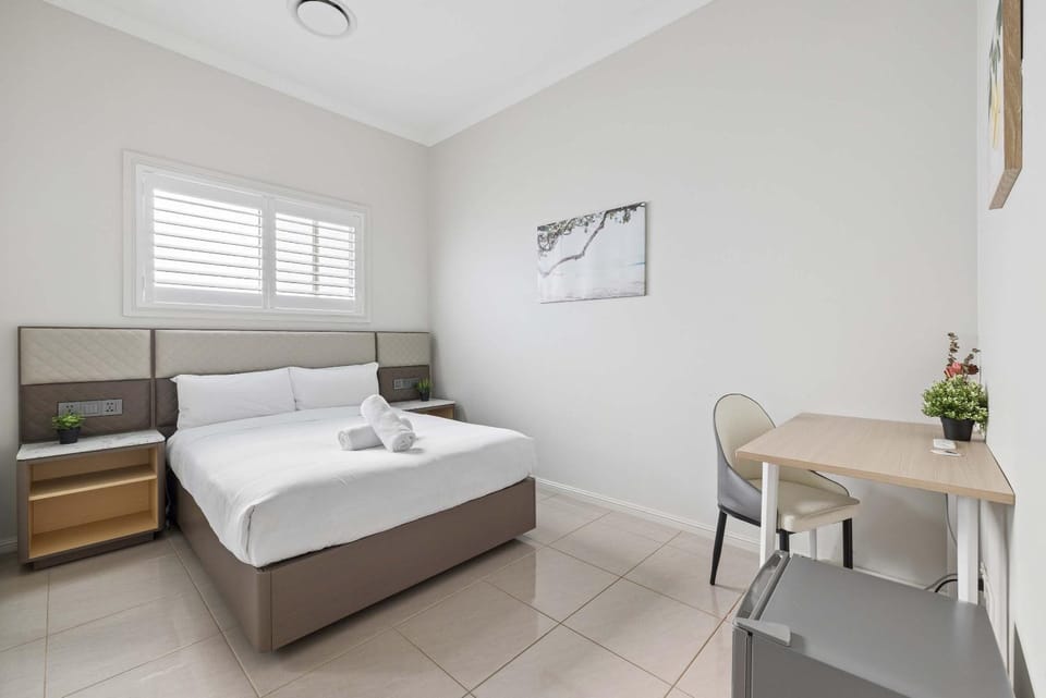 Modern Double Room Near Station & Easy M2 and M7 with Shared Bathroom and Kitchen Bed and Breakfast in Sydney