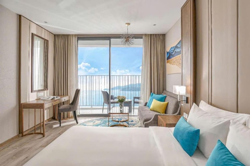 Natural landscape, Living room, Photo of the whole room, Seating area, Bedroom