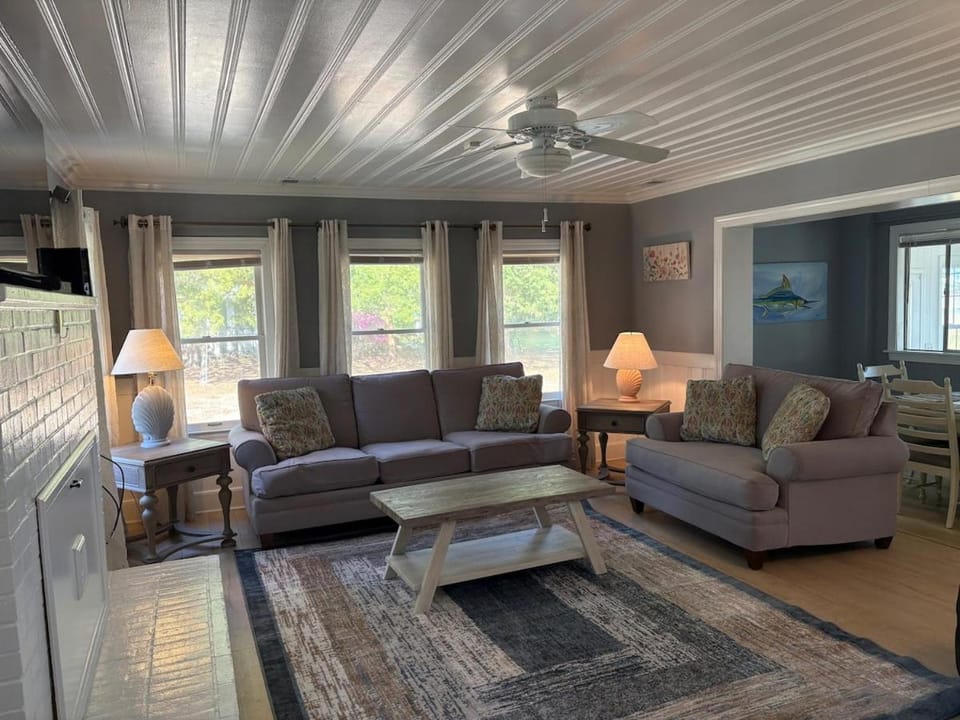 Marshfront Paradise 2BR Marsh Views Close to Beach House in Garden City