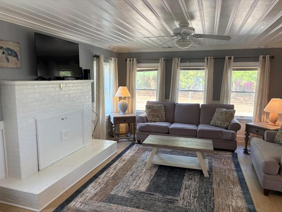 Marshfront Paradise 2BR Marsh Views Close to Beach House in Garden City