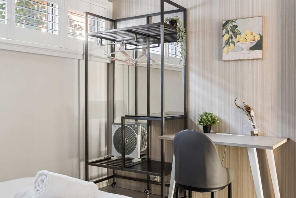 Modern Queen Room - Near Station & Easy M2 and M7 - Shared Bathroom and Kitchen Bed and Breakfast in Sydney