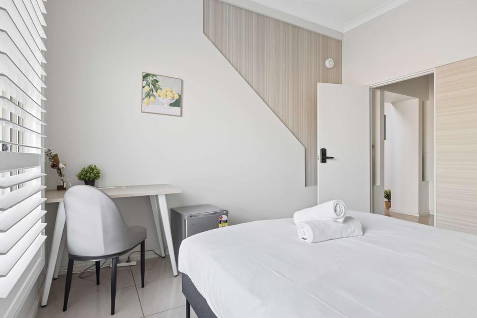 Modern Queen Room - Near Station & Easy M2 and M7 - Shared Bathroom and Kitchen Bed and Breakfast in Sydney