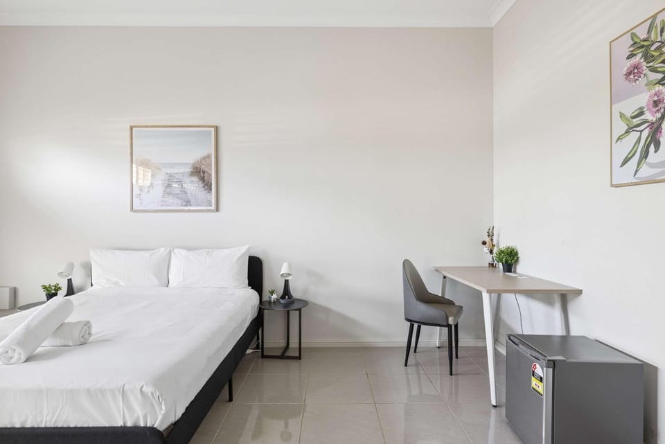 Modern Queen Room - Near Station & Easy M2 and M7 - Shared Bathroom and Kitchen Bed and Breakfast in Sydney