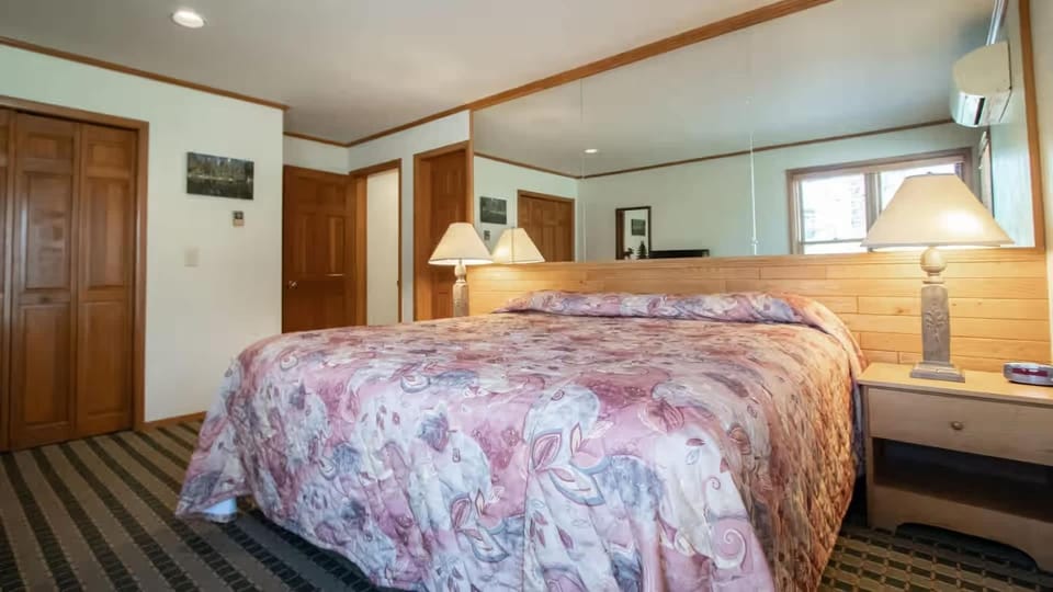 Sunburst Condominiums - 2 Bedroom Loft Apartment in Steamboat Springs