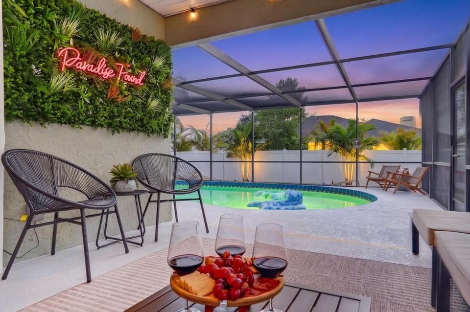 Seating area, Pool view, Swimming pool, Drinks