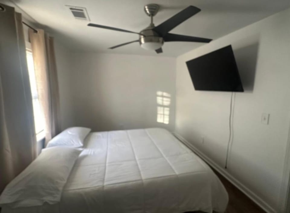 House 12 Mins to DWTN & MER BENZ STD Apartment in Atlanta