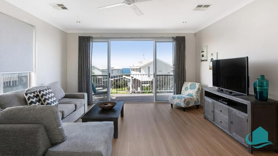 TV and multimedia, View (from property/room), Seating area, Sea view