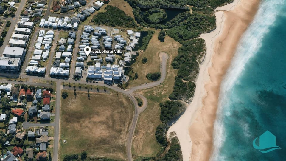 Jesbellerai Villa- Caves Beach Resort Villa in Swansea