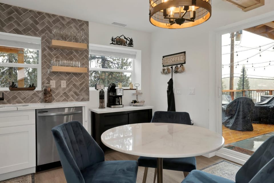 Seating area, Dining area