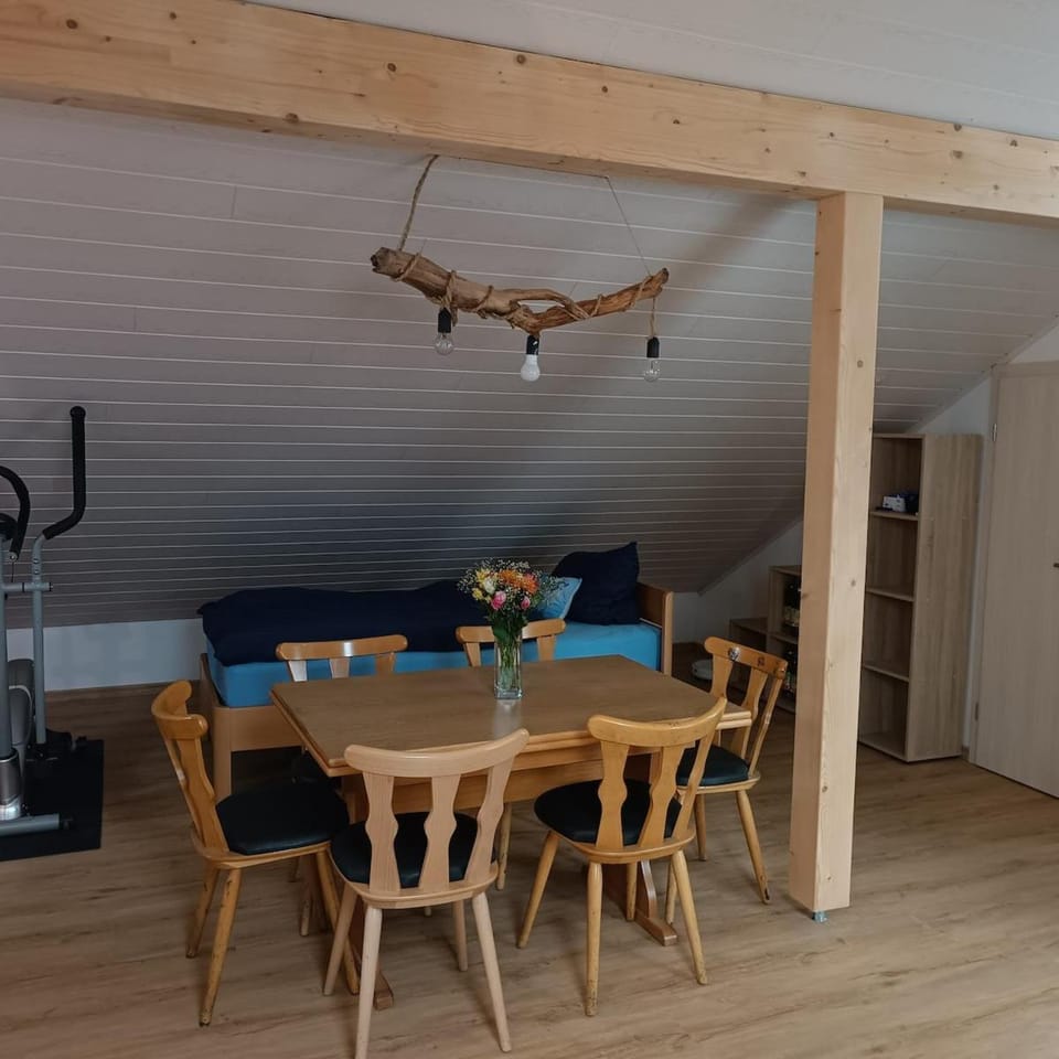 Bed, Seating area, Dining area