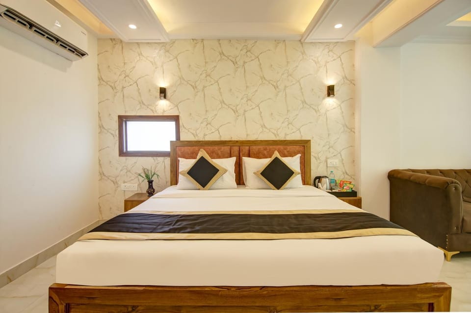 Bed, Photo of the whole room, Bedroom, air conditioner
