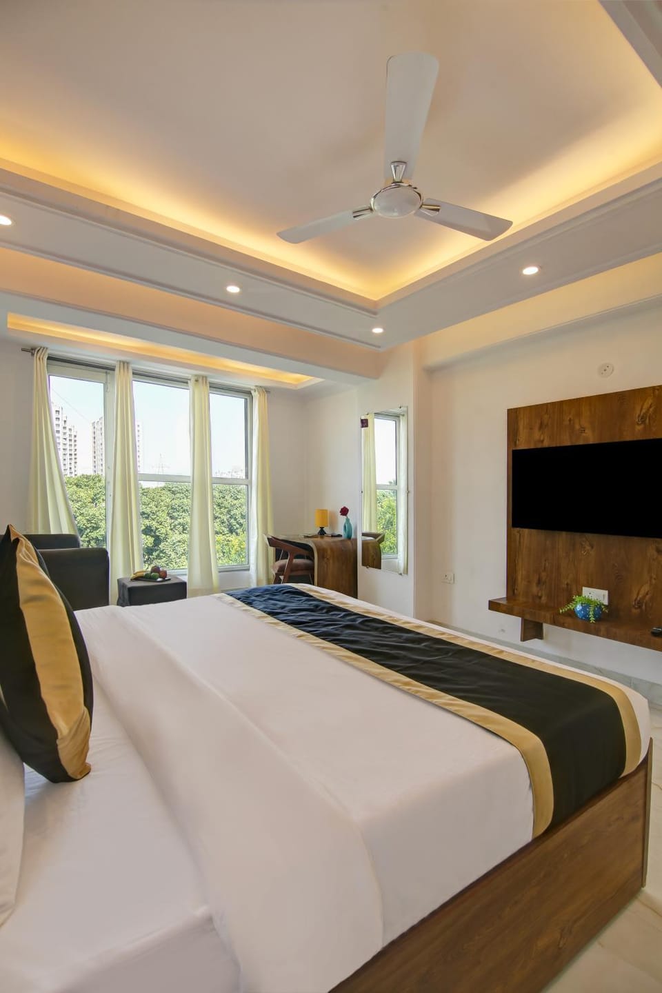 Bed, TV and multimedia, Photo of the whole room, Bedroom