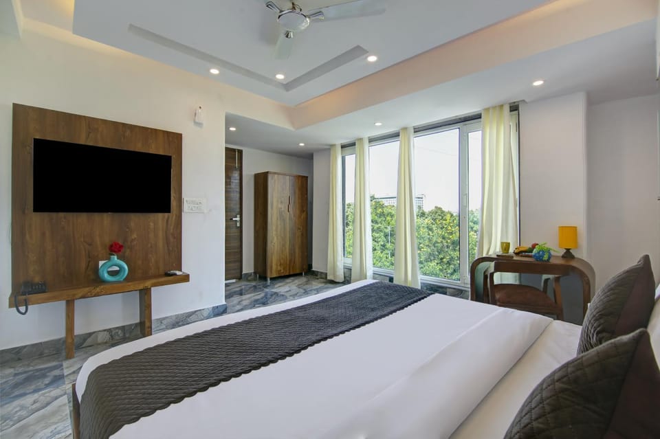 Bed, TV and multimedia, Photo of the whole room, Bedroom