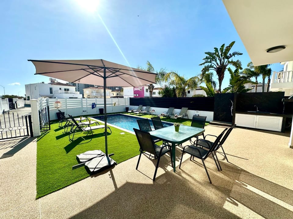 Mediterranean Oasis Villa - Ayia Thekla Beach Villa in Larnaca